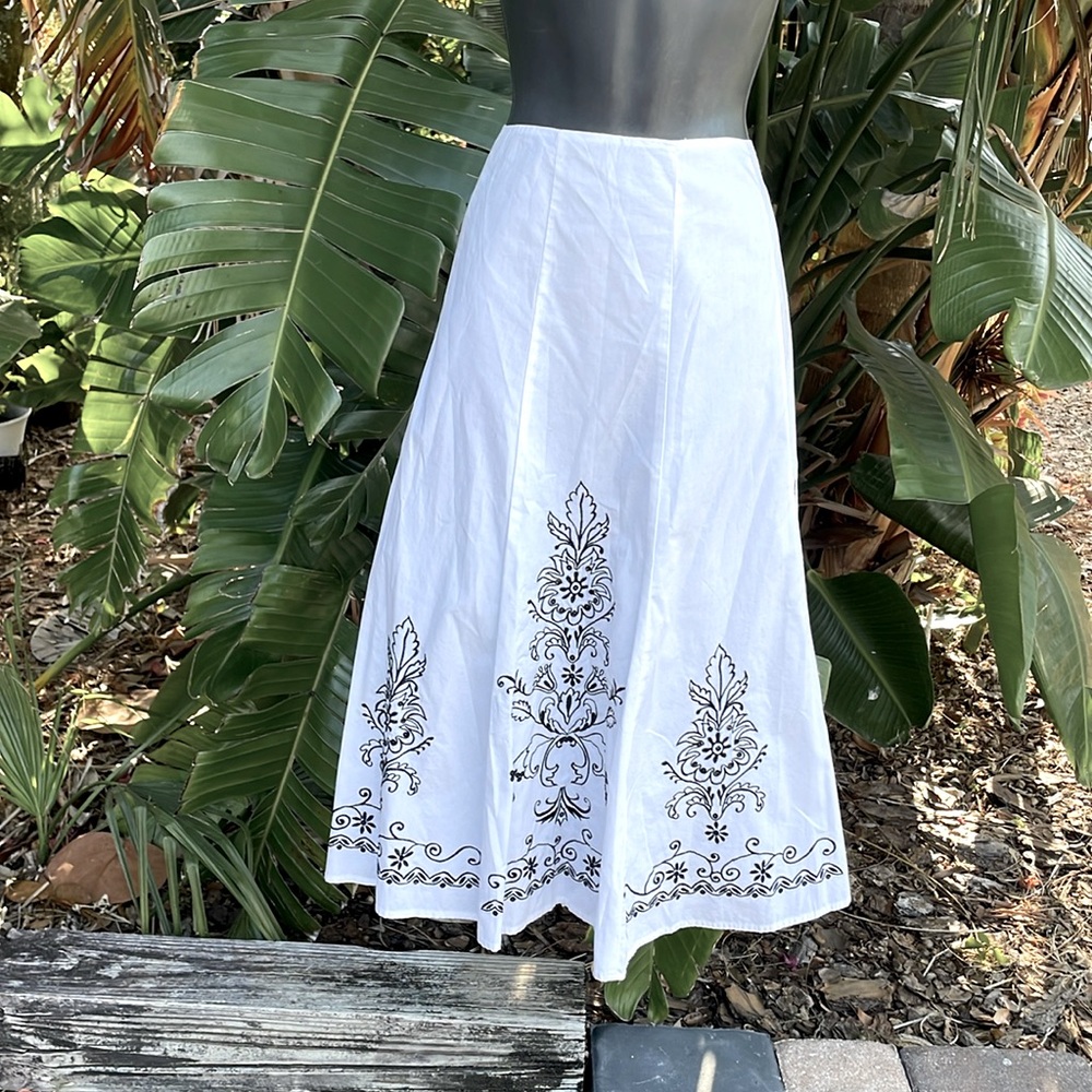 Sunny Lee cotton full skirt with black embroidery